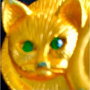 🎄🎁 GREEN EYED KITTY VTG/NEW. BROOCH OR CHAIN. 1” detailed gold